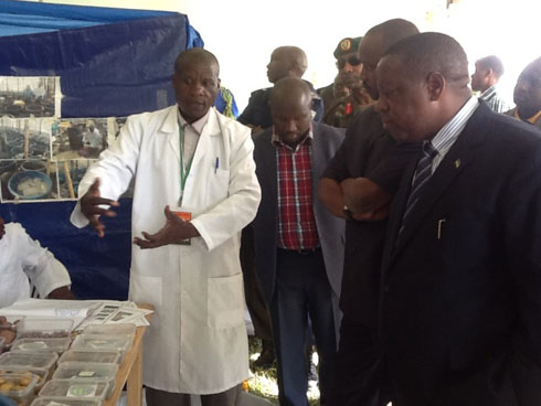 Guverineri Bosenibamwe asobanurirwa ibikorwa n'uyu rwiyemezamirimo.