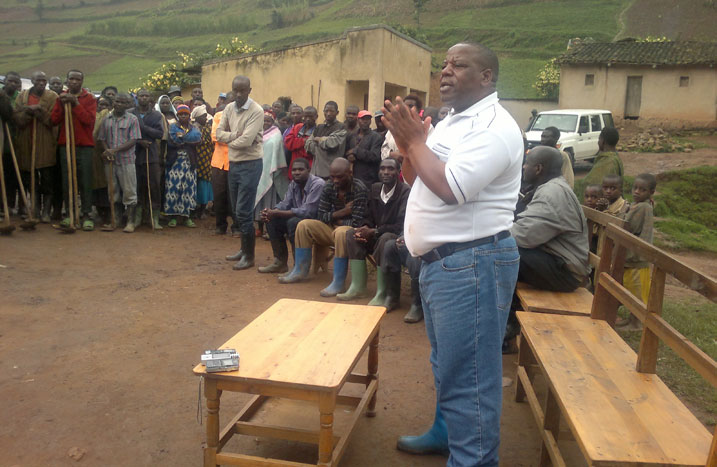Guverineri Bosenibamwe asaba abaturage guharanira kuva mu bukene kuko aricyo Leta y