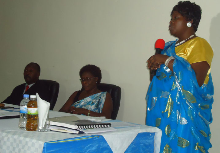 Aha guverineri Mukandasira (uhagaze) yasabye abandi bayobozi gufatanya muri byose bakiteza imbere.