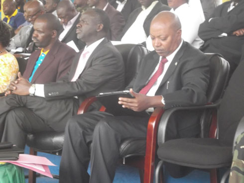 Guverineri Kabahizi, Minisitiri Kamanzi n'umuyobozi w'akarere ka Rutsiro mu birori byo kwizihiza umunsi mukuru w'abasora.