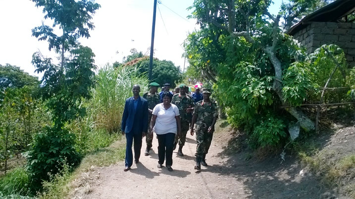 Guverineri Mukandasira (hagati), umuyobozi w'ingabo mu Burengerazuba n'umuyobozi w'akarere ka Rutsiro bagendereye abatuye ku kirwa cya Bugarura.