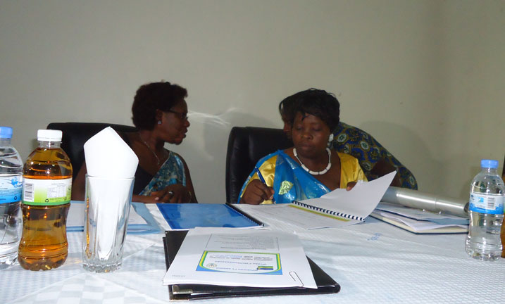 Aha guverineri Mukandasira (iburyo) arasinya impapuro z