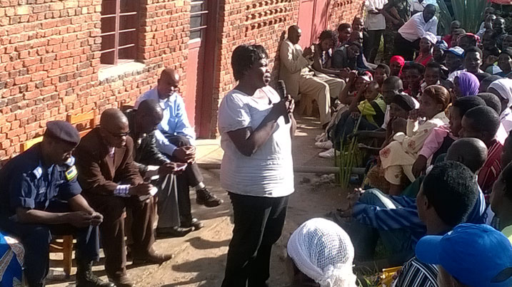 Guverineri Mukandasira yabwiye abatuye i Bugarura ko ibibazo byabo azabikorera ubuvugizi ariko abasaba kuboneza urubyaro kuko bari kwiyongera cyane.