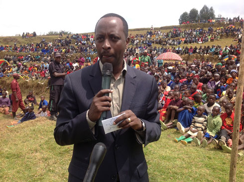 Guverineri Munyatwari yasabye abaturage kuzitura Perezida wa Repubulika bafata neza ubutaka banabubyaza umusaruro.