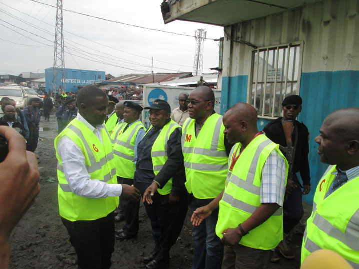 Guverineri Paluku asura umupaka muto uhuza Goma na Gisenyi yihanangiriza abahakora.