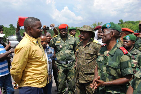 Guverineri Paluku ubwo yasuraga Kibumba imaze gufatwa n