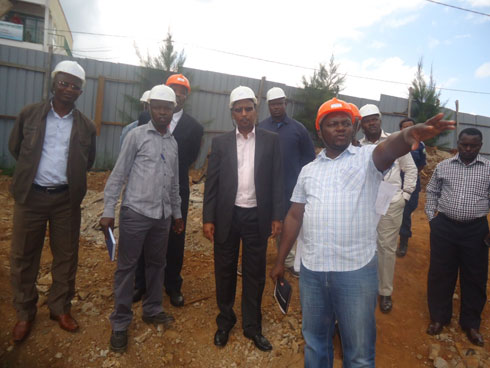 Guverineri Rwangombwa yerekwa imwe mu mishinga y'ubwubatsi iri gukorwa mu karere ka Rusizi.