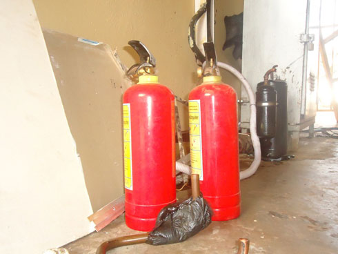 Mu gihe imodoka zizimya umuriro zitaraboneka, Guverineri Uwamariya arashishikariza abantu bose kugira ibyuma bito bizimya umuriro (Fire extinguishers).