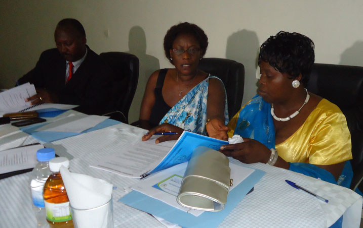 Aha guverineri Mukandasira (iburyo) yasinyaga impapuro z'ihererekanya-bubasha mu muhango wayobowe na minisitiri Mukabaramba Alvera (hagati). Ibumoso ni Jabo Paul, umunyamabanga nshingwabikorwa w'intara wari warasigaye ari n'umuyobozi w'intara.