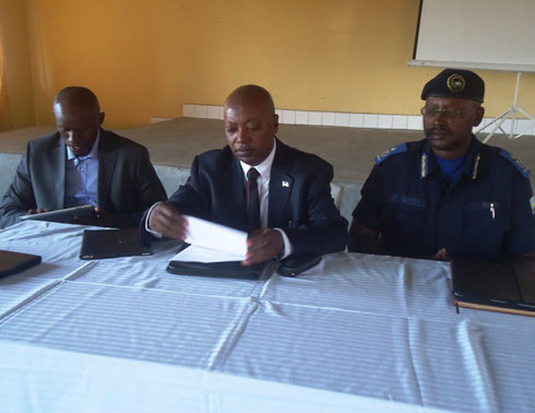 Guverineri w'Intara y'Iburengerazuba, Kabahizi Celestin (hagati), Umukuru wa Polisi mu Ntara y'Iburengerazuba (iburyo) n'Umuyobozi w'akarere ka Nyamasheke Habyarimana Jean Babptiste.