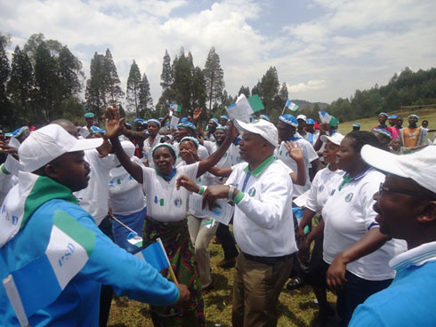 Guverineri w'Intara y'Iburengerazuba, Kabahizi Celestin, abakandida n'abandi barwanashyaka ba PSD bacinye akadiho muri iki gikorwa cyo kwamaza.