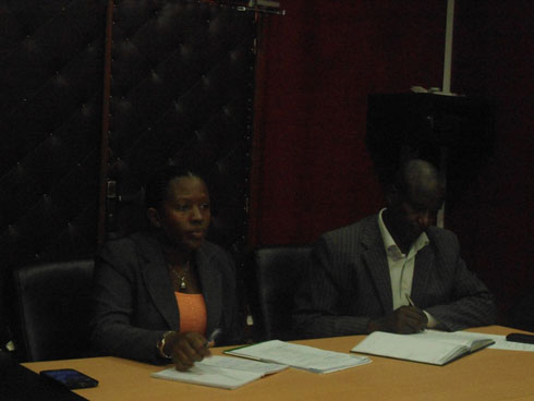 Guverineri w'uburasirazuba n'umuyobozi w'akarere ka Kayonza bakurikiye inama mu buryo bwa Video Conference.