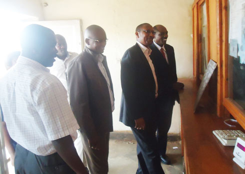 Guverineri wa BNR hamwe n'umuyobozi w'akarere ka Rusizi bari muri imwe mu mazu akorerwamo ubucuruzi bw'amafaranga.