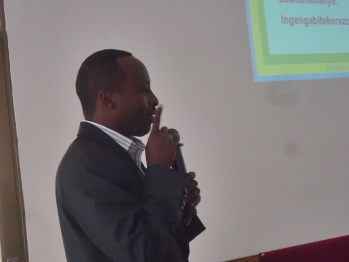 Guverineri Alphonse Munyantwari asobanura kuri gahunda ya "Ndi Umunyarwanda."