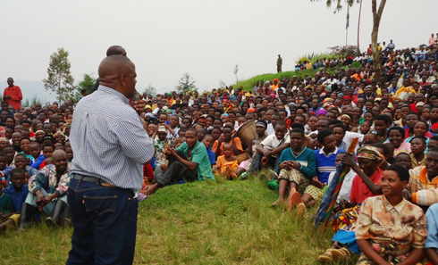 Guverineri Bosenibamwe Aime aganira n'abaturage b'Umurenge wa Busengo. (Photo: N. Leonard)