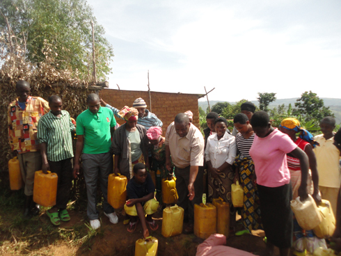 Guverineri Bosenibamwe avoma amazi yo kubumbisha amatafari.