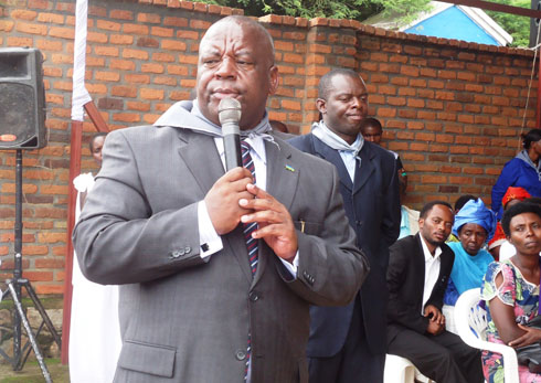 Guverineri Bosenibamwe ati: " umusinzi arasinda akagwa ku ijambo." (Foto: L. Nshimiyimana)