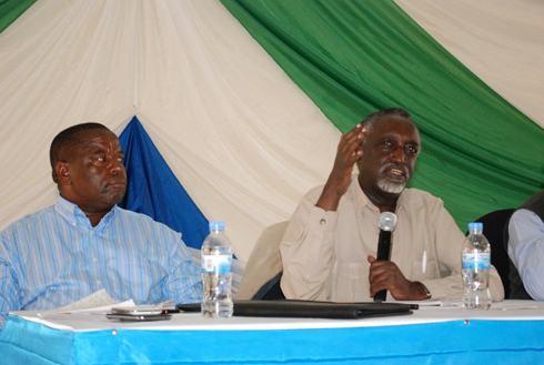 Guverineri Bosenibamwe na senateri Tito Rutaremara.