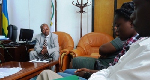 Guverineri Célestin Kabahizi aganira n'abanyamakuru nyuma y'inama y'umutekano.