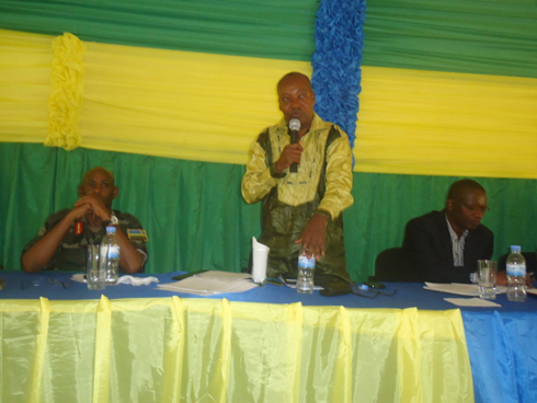 Guverineri Kabahizi Celestin asaba abayobozi gukorera hamwe.