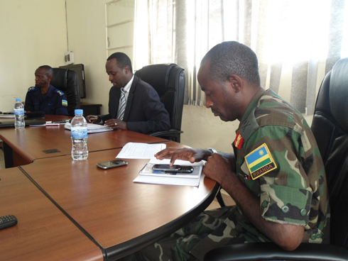 Guverineri Munyantwari Alphonse ( Hagati) ayoboye ikiganiro n