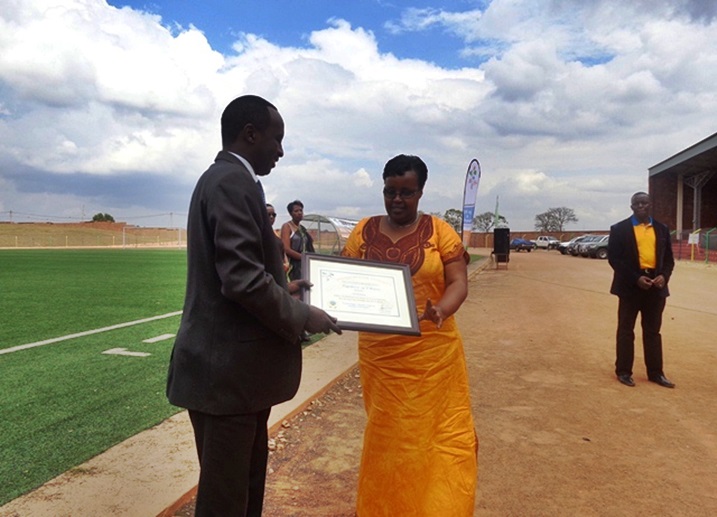 Guverineri Munyantwari Alphonse aha Ushinzwe abikorera mu karere ka Nyanza Igihembo.