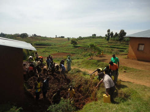 Guverineri Bosenibamwe ajyanye amazi yo kubumbisha amatafari.