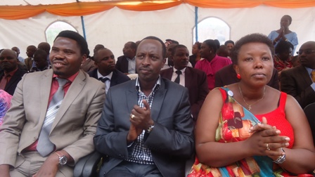 Guverineri Munyantwari hagati ya Hon Bamporiki (ibumoso) na Meya Mutakwasuku Yvonne.