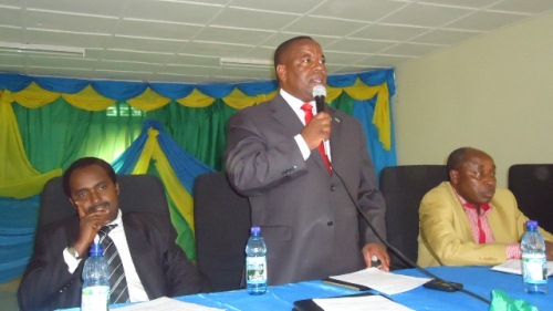 Guverineri Bose ni bamwe asobanurira abaturage iby