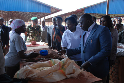 Guverinoma ishishikariza buri wese gutanga serivisi neza. Aha Minisitiri w'Intebe arareba uko abacuruzi bo muri Rwamagana bakira ababagana.