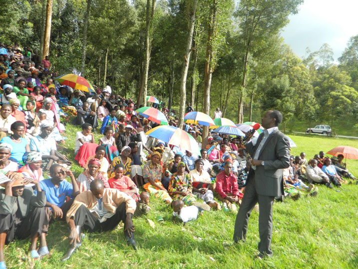 Guverineri Munyantwari, aganiriza abaturage b'umurenge wa Nyarusange kuri gahunda ya Ndi Umunyarwanda.