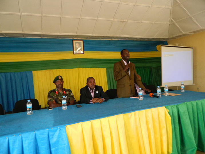 Guverineri w'Intara y'Amajyepfo, Alphonse Munyantwari, atanga ikiganiro kijyanye no kwibuka mu karere ka Kamonyi.