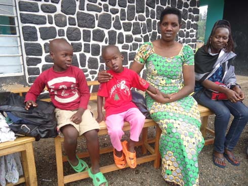 Hejuru y'abana batatu asanganywe yongeyeho undi w'urukundo (Foto:Sebuharara)