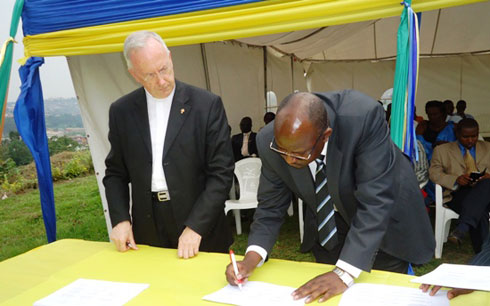Fr. Rev. René Stockman na Charles Nkubili basinya ku masezerano asaba MINISANTE ubufatanye.