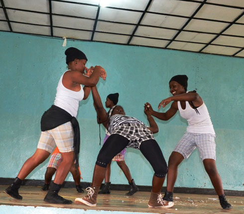 Habayeho no kwidagadura mu mbyino.