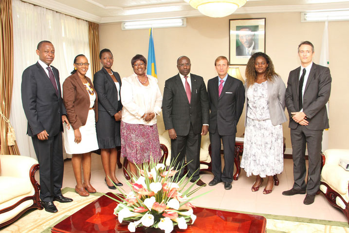 Abagize itsinda rya Global Fund bifotozanyije na bamwe mu bayobozi b'u Rwanda barimo Minisitiri w'Intebe na Minisitiri w'ubuzima, Agnes Binagwaho.