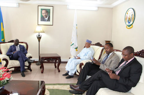 Ministiri w'intebe w'u Rwanda, Dr Pierre Damien Habumuremyi, aganira na Ministiri w'imari w'igihugu cya Niger hamwe n'izindi ntumwa bari kumwe.