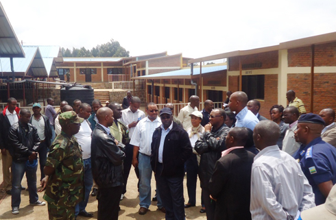 Minisitiri w'intebe yasuye isoko rya Bikingi asaba ubuyobozi ko bwaribyaza umusaruro kugira ngo riteze imbere abaturage batuye umudugudu wa Bikingi. 