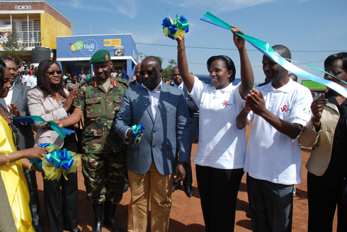 Abayobozi barasabwa kwita ku bikorwa biteza imbere abaturage. Aha Minisitiri w'Intebe yafunguraga ku mugaragaro isoko rya kijyambere i Rwamagana.