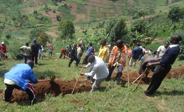 Hacukuwe imingoti ku musozi uhanamye wo mu murenge wa Ruhunde mu rwego rwo kurwanya isuri.