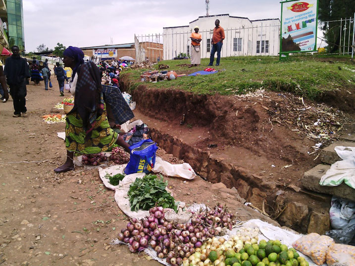 Abacururiza mu kajagari bavuga ko nta kundi bafite babigenza.