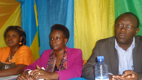 Senateri Mukasine (hagati) asaba ko Abanyarwanda bakumva gahunda ya "Ndi Umunyarwanda".