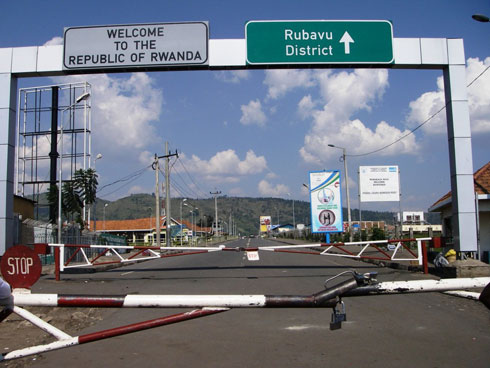 Hagati y'ibi byuma niyo Zone neutre. Congo ivuga ko ariho umusirikare wayo ariho yafatiwe nyamara yari yaharenze yageze ku butaka bw'u Rwanda.