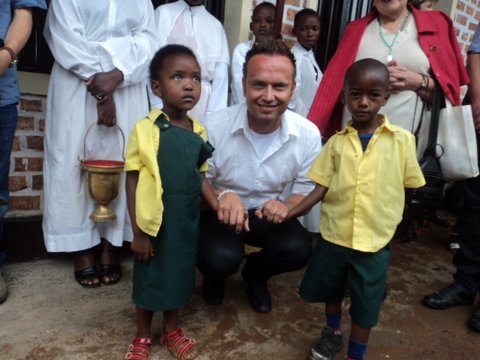 Stephen (hagati) wagize igitekerezo cyo kubaka iri shuri.