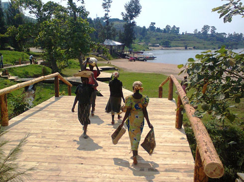 Hagendeye imbaraga nyinshi. Aba ni abagore bakoraga umurimo wo guhereza (aide).