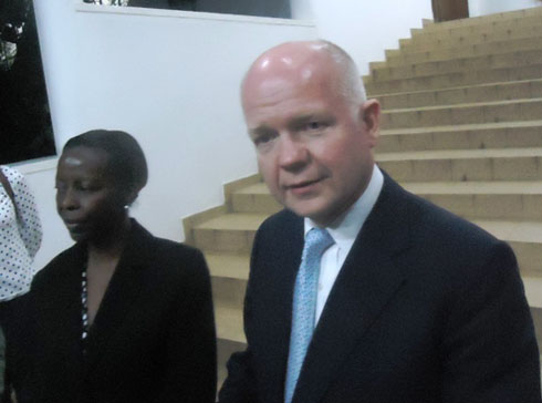 Nyuma o kubonana na Perezida Kagame, William Hague ari kumwe na Minisitiri Mushikiwabo bagiranye ikiganiro n