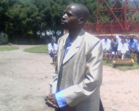 Hakizimana Anaclet niwe mwarimu wo mu murenge wa Cyanika wahawe inka kubera ko yabaye indashyikirwa mu kazi ke umwaka ushize.