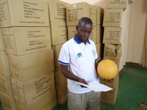 Hakizimana ushinzwe uburezi yemeza ko ibikoresho bahawe bigiye kongera imbaraga muri siporo.