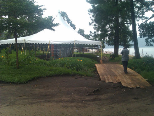 Hamwe mu hubakwa imurikagurisha ni hafi y'ikiyaga cya Kivu.