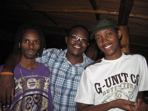 Hano Hirwa (ufite dreads) yari kumwe na bagenzi be bo muri KGB Skizzy na MYP.